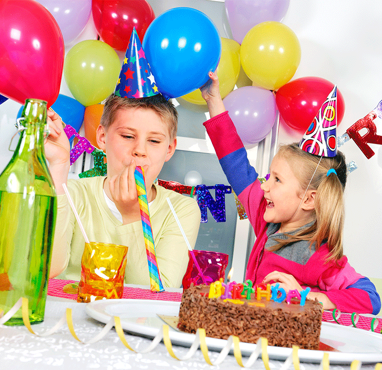 Dzieci śmieją się podczas imprezy urodzinowej.