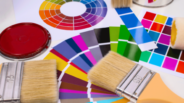 Palety kolorów rozłożone na stole