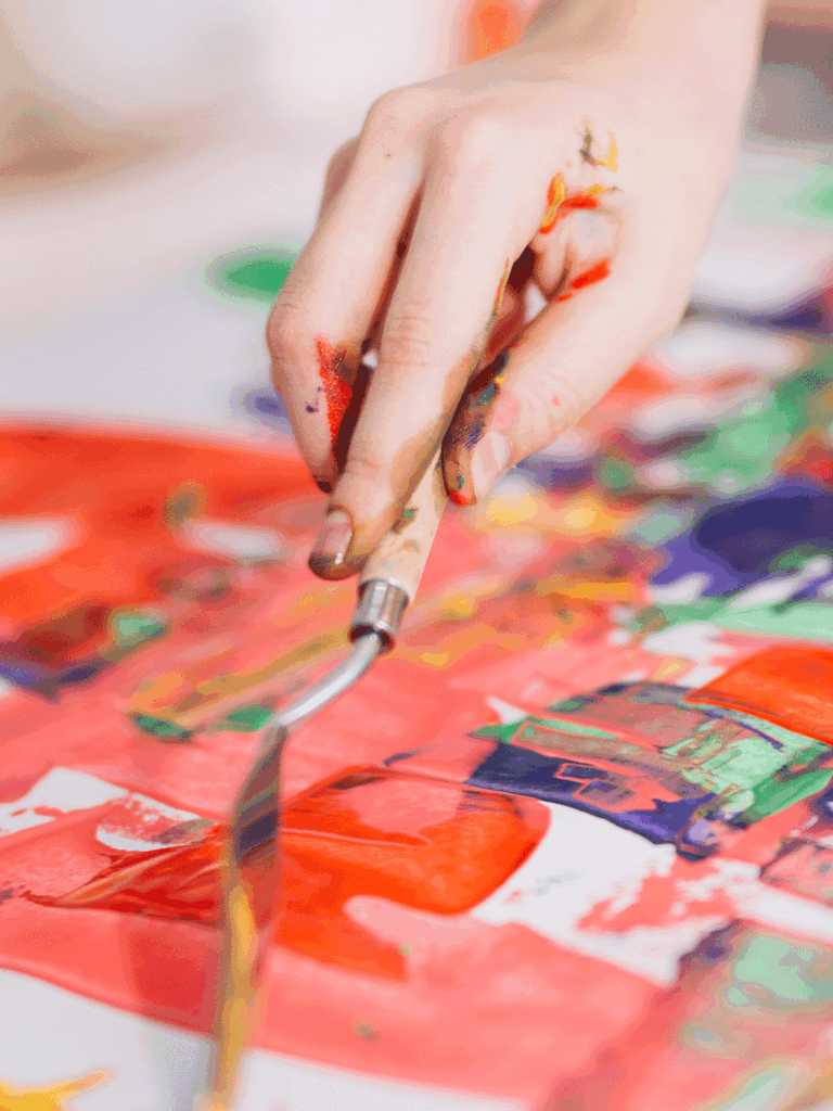 kobieta maluje obraz